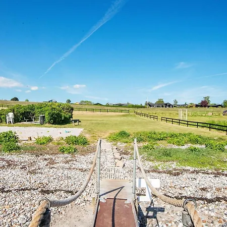 6 Person In Ronde-by Traum